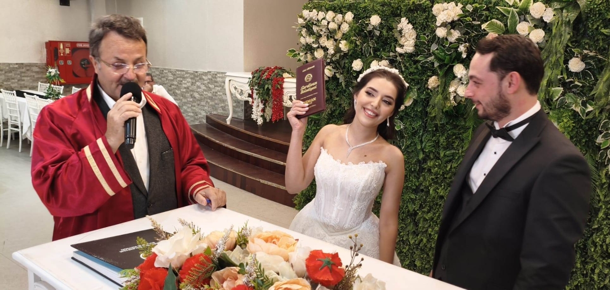 Mutluluğa İmzayı Attılar: Edanur & Kadir Enes Evlendi! SAÇSED Sakarya Sağlık Çalışanları ve Emeklileri Derneği Başkanı Mahmure Çolak’ın biricik oğlu Kadir Enes ile Edanur, Sakarya’da düzenlenen görkemli bir nikah töreniyle ha