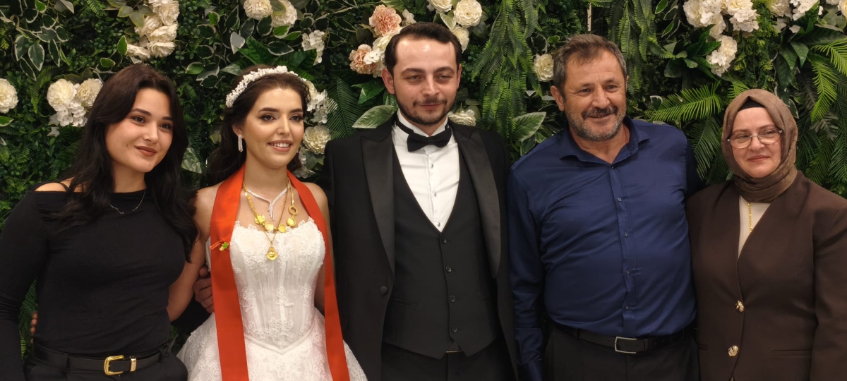 Mutluluğa İmzayı Attılar: Edanur & Kadir Enes Evlendi! SAÇSED Sakarya Sağlık Çalışanları ve Emeklileri Derneği Başkanı Mahmure Çolak’ın biricik oğlu Kadir Enes ile Edanur, Sakarya’da düzenlenen görkemli bir nikah töreniyle ha