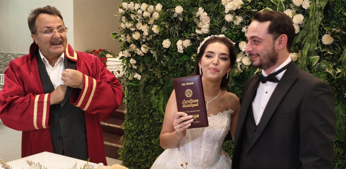 Mutluluğa İmzayı Attılar: Edanur & Kadir Enes Evlendi! SAÇSED Sakarya Sağlık Çalışanları ve Emeklileri Derneği Başkanı Mahmure Çolak’ın biricik oğlu Kadir Enes ile Edanur, Sakarya’da düzenlenen görkemli bir nikah töreniyle ha