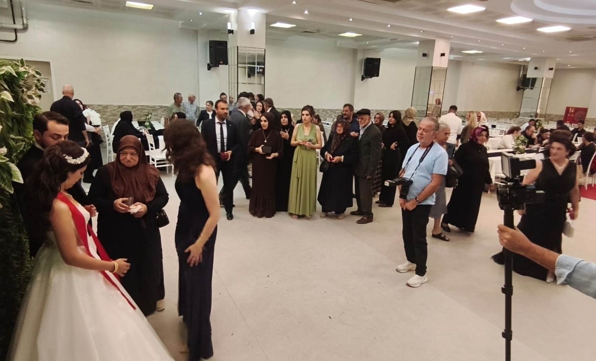Mutluluğa İmzayı Attılar: Edanur & Kadir Enes Evlendi! SAÇSED Sakarya Sağlık Çalışanları ve Emeklileri Derneği Başkanı Mahmure Çolak’ın biricik oğlu Kadir Enes ile Edanur, Sakarya’da düzenlenen görkemli bir nikah töreniyle ha