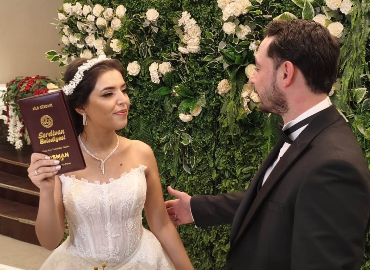 Mutluluğa İmzayı Attılar: Edanur & Kadir Enes Evlendi! SAÇSED Sakarya Sağlık Çalışanları ve Emeklileri Derneği Başkanı Mahmure Çolak’ın biricik oğlu Kadir Enes ile Edanur, Sakarya’da düzenlenen görkemli bir nikah töreniyle ha
