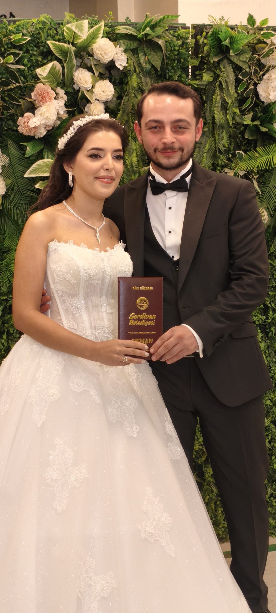 Mutluluğa İmzayı Attılar: Edanur & Kadir Enes Evlendi! SAÇSED Sakarya Sağlık Çalışanları ve Emeklileri Derneği Başkanı Mahmure Çolak’ın biricik oğlu Kadir Enes ile Edanur, Sakarya’da düzenlenen görkemli bir nikah töreniyle ha