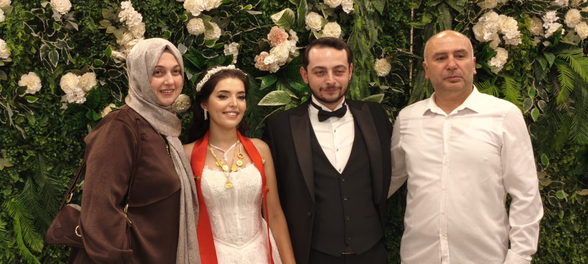 Mutluluğa İmzayı Attılar: Edanur & Kadir Enes Evlendi! SAÇSED Sakarya Sağlık Çalışanları ve Emeklileri Derneği Başkanı Mahmure Çolak’ın biricik oğlu Kadir Enes ile Edanur, Sakarya’da düzenlenen görkemli bir nikah töreniyle ha