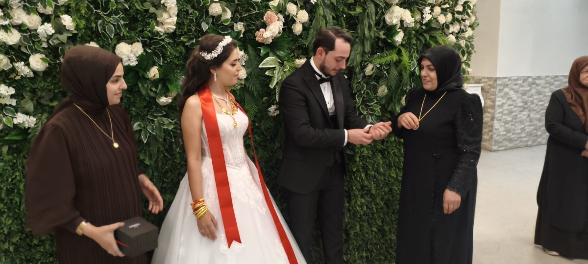 Mutluluğa İmzayı Attılar: Edanur & Kadir Enes Evlendi! SAÇSED Sakarya Sağlık Çalışanları ve Emeklileri Derneği Başkanı Mahmure Çolak’ın biricik oğlu Kadir Enes ile Edanur, Sakarya’da düzenlenen görkemli bir nikah töreniyle ha