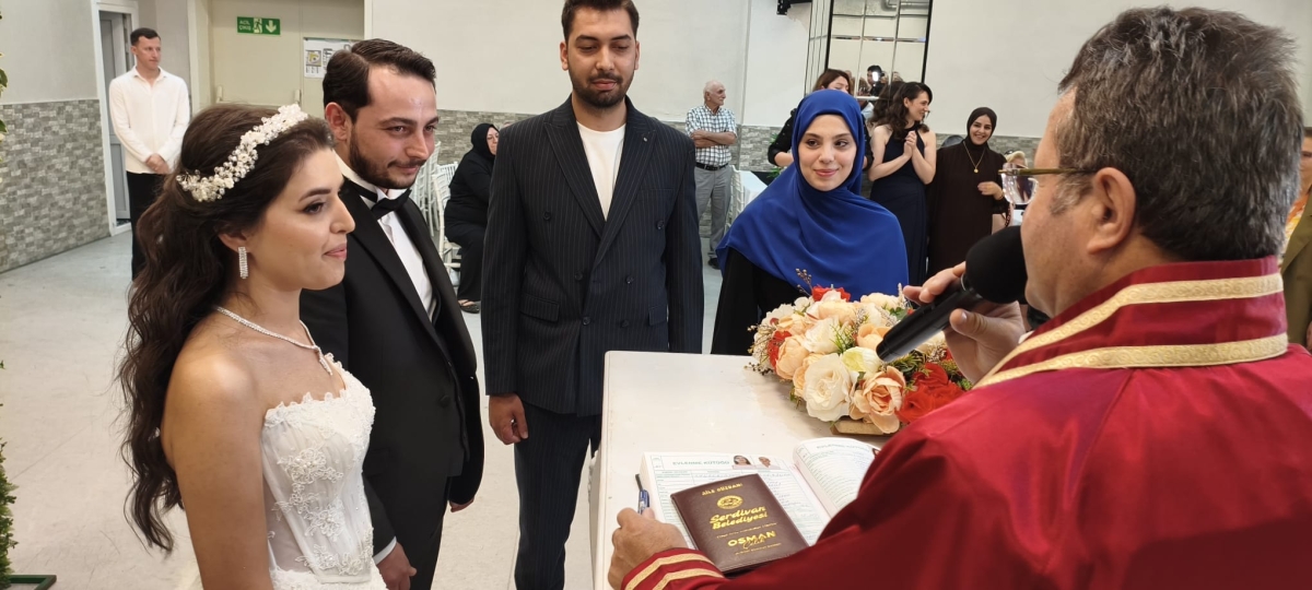 Mutluluğa İmzayı Attılar: Edanur & Kadir Enes Evlendi! SAÇSED Sakarya Sağlık Çalışanları ve Emeklileri Derneği Başkanı Mahmure Çolak’ın biricik oğlu Kadir Enes ile Edanur, Sakarya’da düzenlenen görkemli bir nikah töreniyle ha