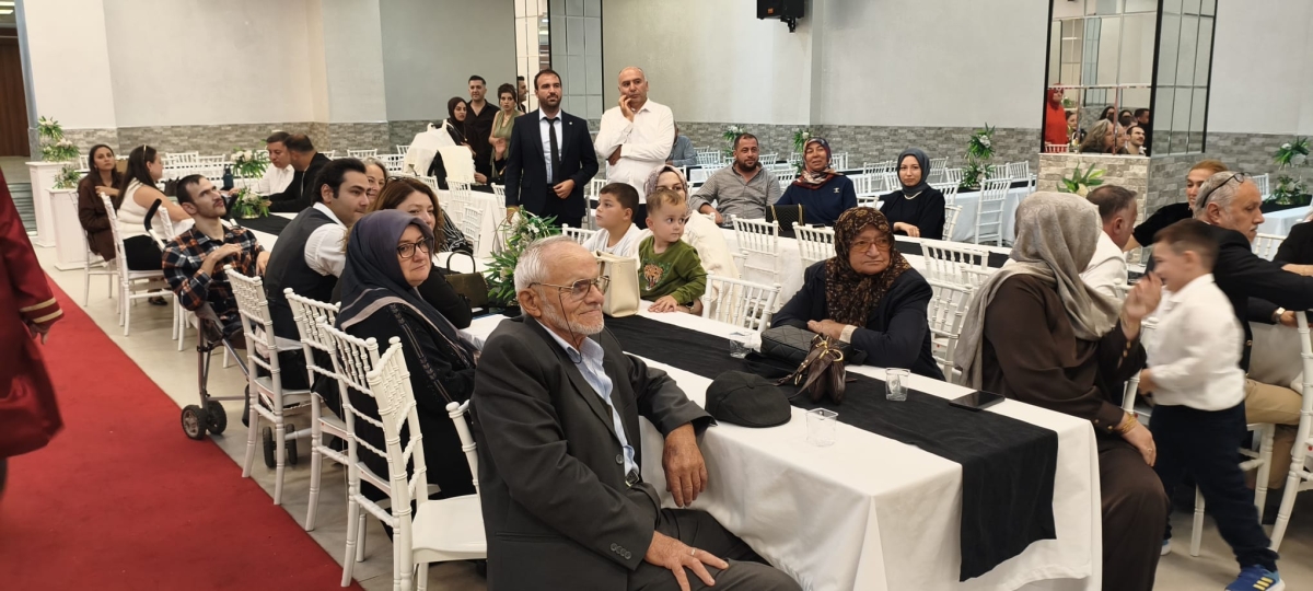 Mutluluğa İmzayı Attılar: Edanur & Kadir Enes Evlendi! SAÇSED Sakarya Sağlık Çalışanları ve Emeklileri Derneği Başkanı Mahmure Çolak’ın biricik oğlu Kadir Enes ile Edanur, Sakarya’da düzenlenen görkemli bir nikah töreniyle ha