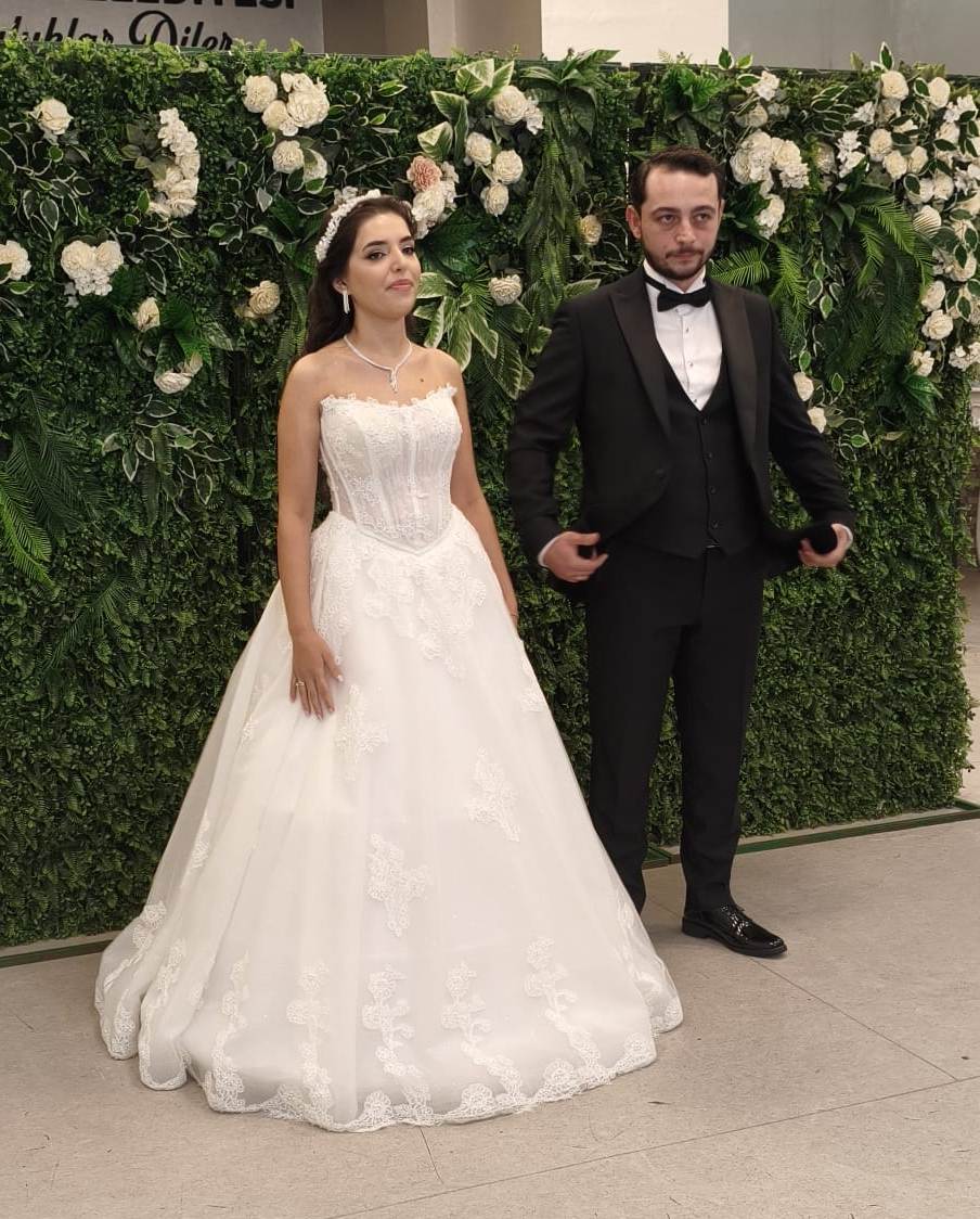 Mutluluğa İmzayı Attılar: Edanur & Kadir Enes Evlendi! SAÇSED Sakarya Sağlık Çalışanları ve Emeklileri Derneği Başkanı Mahmure Çolak’ın biricik oğlu Kadir Enes ile Edanur, Sakarya’da düzenlenen görkemli bir nikah töreniyle ha
