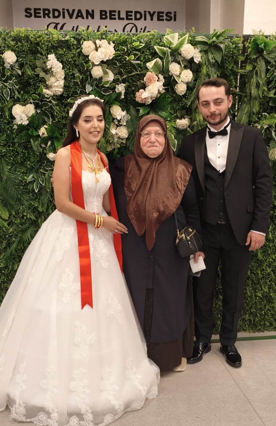 Mutluluğa İmzayı Attılar: Edanur & Kadir Enes Evlendi! SAÇSED Sakarya Sağlık Çalışanları ve Emeklileri Derneği Başkanı Mahmure Çolak’ın biricik oğlu Kadir Enes ile Edanur, Sakarya’da düzenlenen görkemli bir nikah töreniyle ha