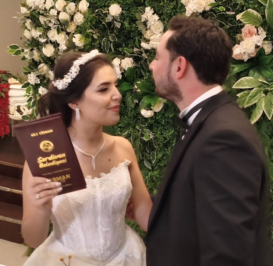 Mutluluğa İmzayı Attılar: Edanur & Kadir Enes Evlendi! SAÇSED Sakarya Sağlık Çalışanları ve Emeklileri Derneği Başkanı Mahmure Çolak’ın biricik oğlu Kadir Enes ile Edanur, Sakarya’da düzenlenen görkemli bir nikah töreniyle ha