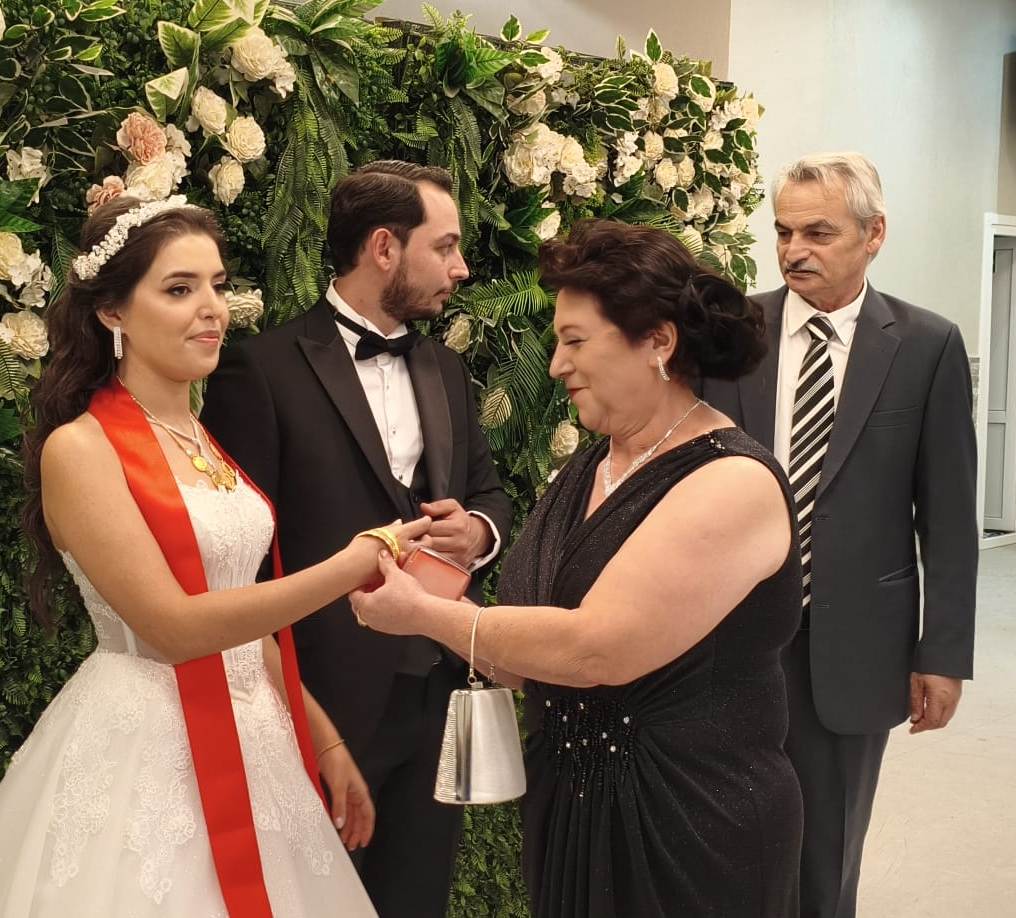 Mutluluğa İmzayı Attılar: Edanur & Kadir Enes Evlendi! SAÇSED Sakarya Sağlık Çalışanları ve Emeklileri Derneği Başkanı Mahmure Çolak’ın biricik oğlu Kadir Enes ile Edanur, Sakarya’da düzenlenen görkemli bir nikah töreniyle ha