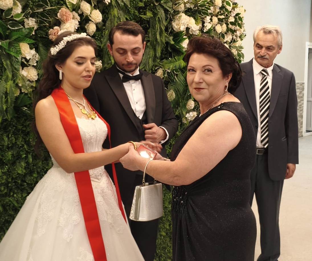 Mutluluğa İmzayı Attılar: Edanur & Kadir Enes Evlendi! SAÇSED Sakarya Sağlık Çalışanları ve Emeklileri Derneği Başkanı Mahmure Çolak’ın biricik oğlu Kadir Enes ile Edanur, Sakarya’da düzenlenen görkemli bir nikah töreniyle ha