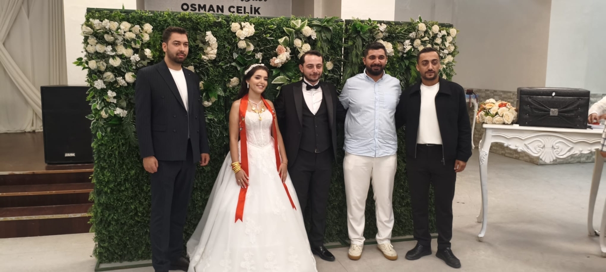 Mutluluğa İmzayı Attılar: Edanur & Kadir Enes Evlendi! SAÇSED Sakarya Sağlık Çalışanları ve Emeklileri Derneği Başkanı Mahmure Çolak’ın biricik oğlu Kadir Enes ile Edanur, Sakarya’da düzenlenen görkemli bir nikah töreniyle ha