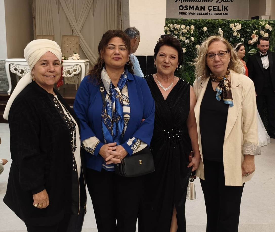 Mutluluğa İmzayı Attılar: Edanur & Kadir Enes Evlendi! SAÇSED Sakarya Sağlık Çalışanları ve Emeklileri Derneği Başkanı Mahmure Çolak’ın biricik oğlu Kadir Enes ile Edanur, Sakarya’da düzenlenen görkemli bir nikah töreniyle ha