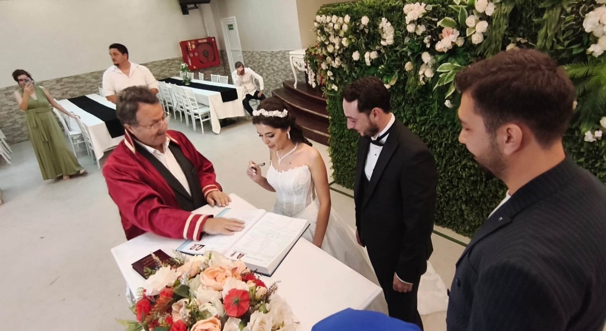 Mutluluğa İmzayı Attılar: Edanur & Kadir Enes Evlendi! SAÇSED Sakarya Sağlık Çalışanları ve Emeklileri Derneği Başkanı Mahmure Çolak’ın biricik oğlu Kadir Enes ile Edanur, Sakarya’da düzenlenen görkemli bir nikah töreniyle ha