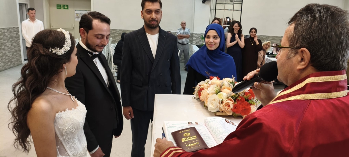 Mutluluğa İmzayı Attılar: Edanur & Kadir Enes Evlendi! SAÇSED Sakarya Sağlık Çalışanları ve Emeklileri Derneği Başkanı Mahmure Çolak’ın biricik oğlu Kadir Enes ile Edanur, Sakarya’da düzenlenen görkemli bir nikah töreniyle ha