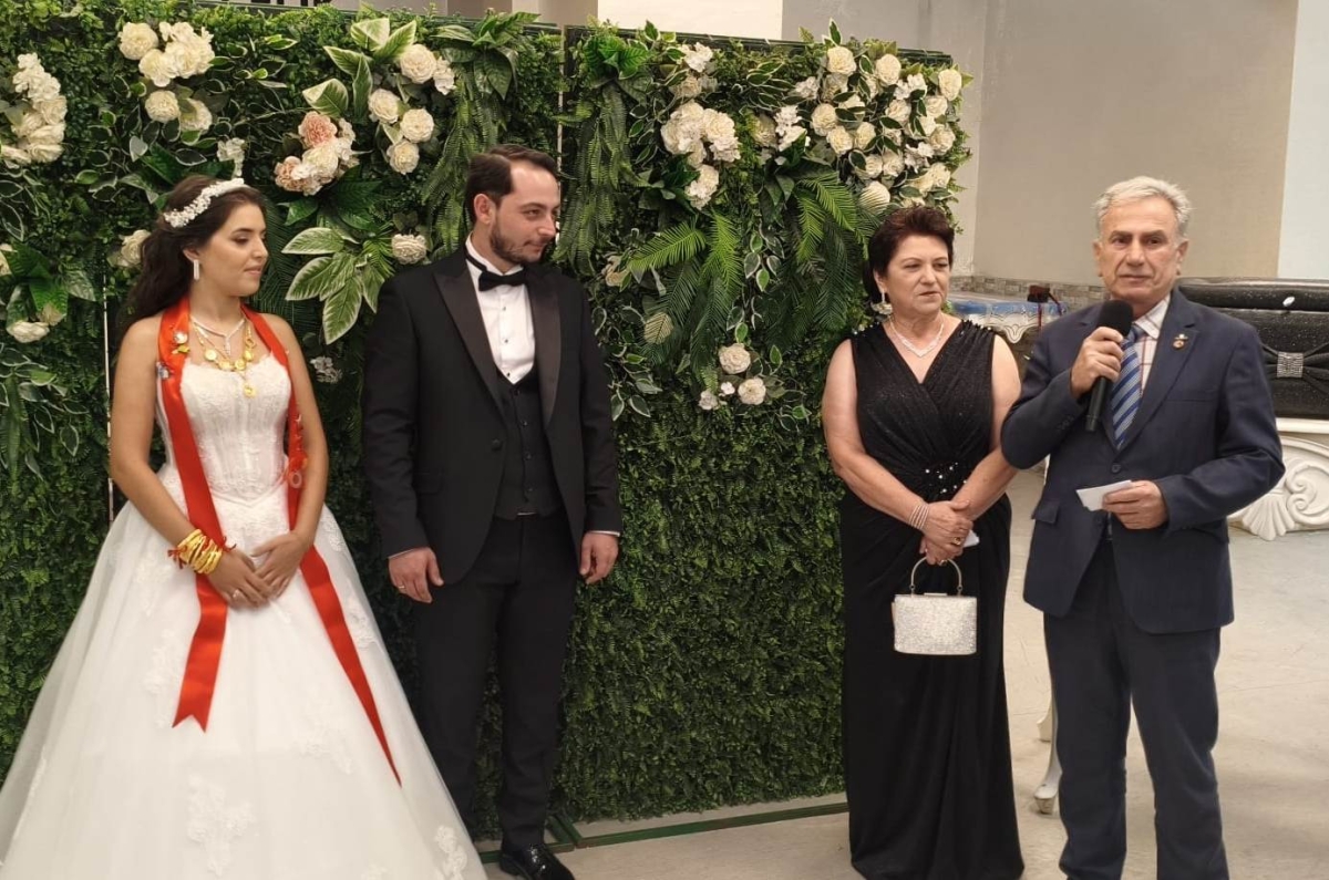 Mutluluğa İmzayı Attılar: Edanur & Kadir Enes Evlendi! SAÇSED Sakarya Sağlık Çalışanları ve Emeklileri Derneği Başkanı Mahmure Çolak’ın biricik oğlu Kadir Enes ile Edanur, Sakarya’da düzenlenen görkemli bir nikah töreniyle ha