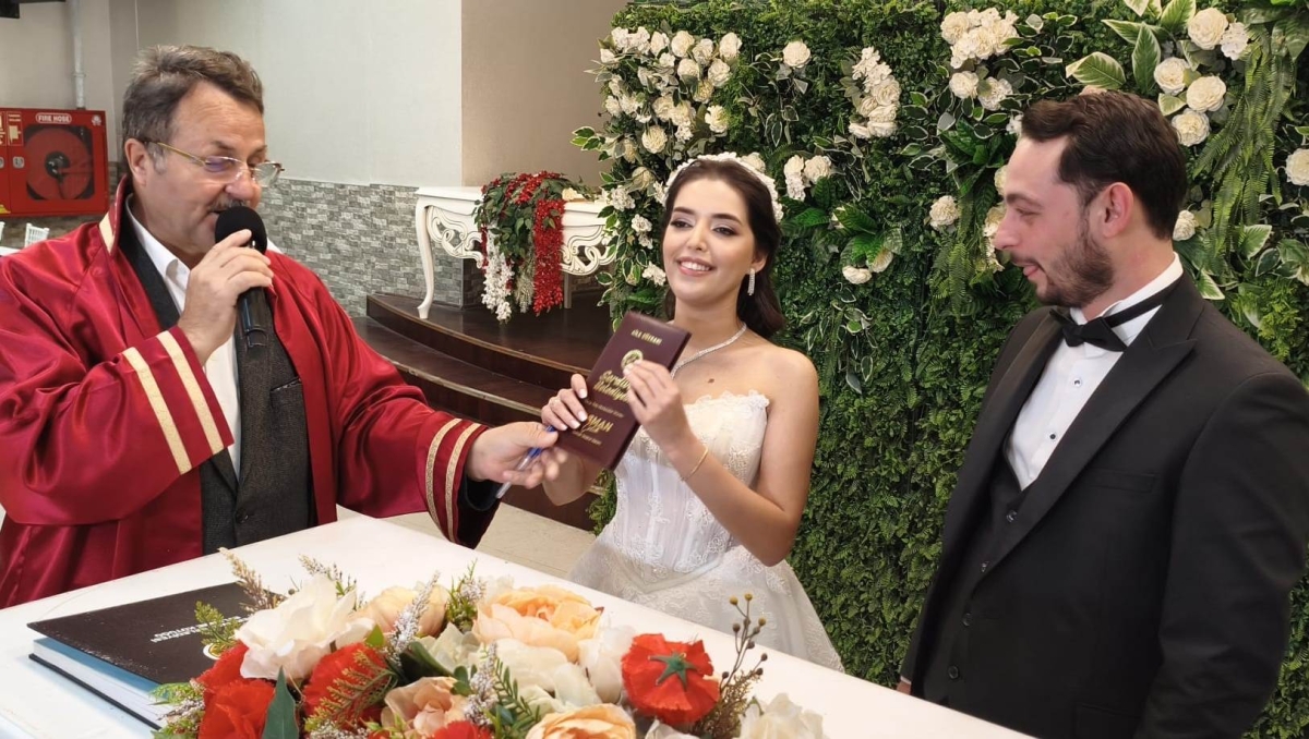 Mutluluğa İmzayı Attılar: Edanur & Kadir Enes Evlendi! SAÇSED Sakarya Sağlık Çalışanları ve Emeklileri Derneği Başkanı Mahmure Çolak’ın biricik oğlu Kadir Enes ile Edanur, Sakarya’da düzenlenen görkemli bir nikah töreniyle ha