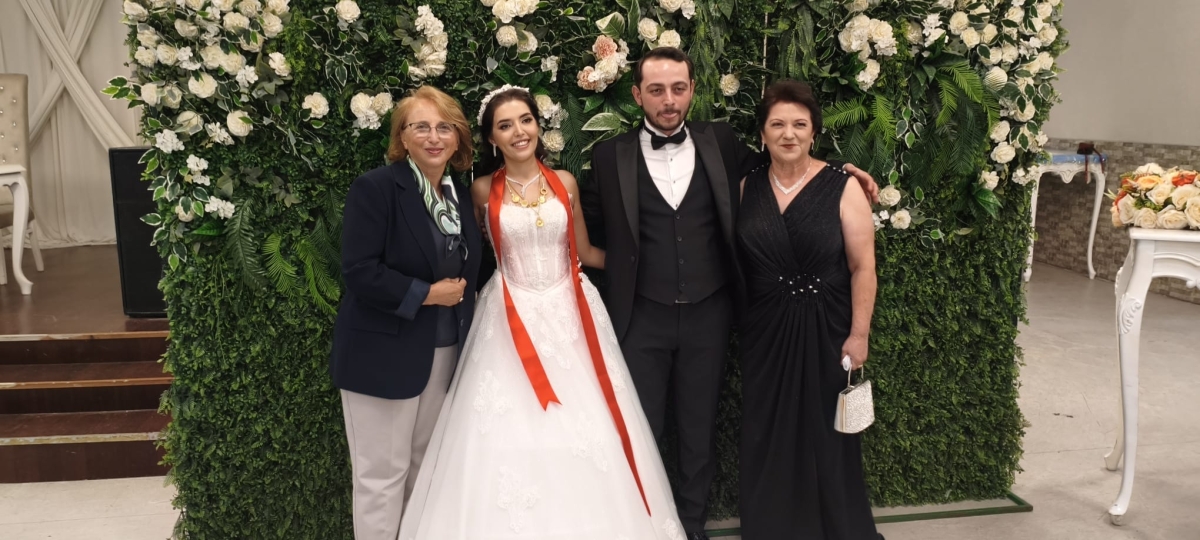 Mutluluğa İmzayı Attılar: Edanur & Kadir Enes Evlendi! SAÇSED Sakarya Sağlık Çalışanları ve Emeklileri Derneği Başkanı Mahmure Çolak’ın biricik oğlu Kadir Enes ile Edanur, Sakarya’da düzenlenen görkemli bir nikah töreniyle ha