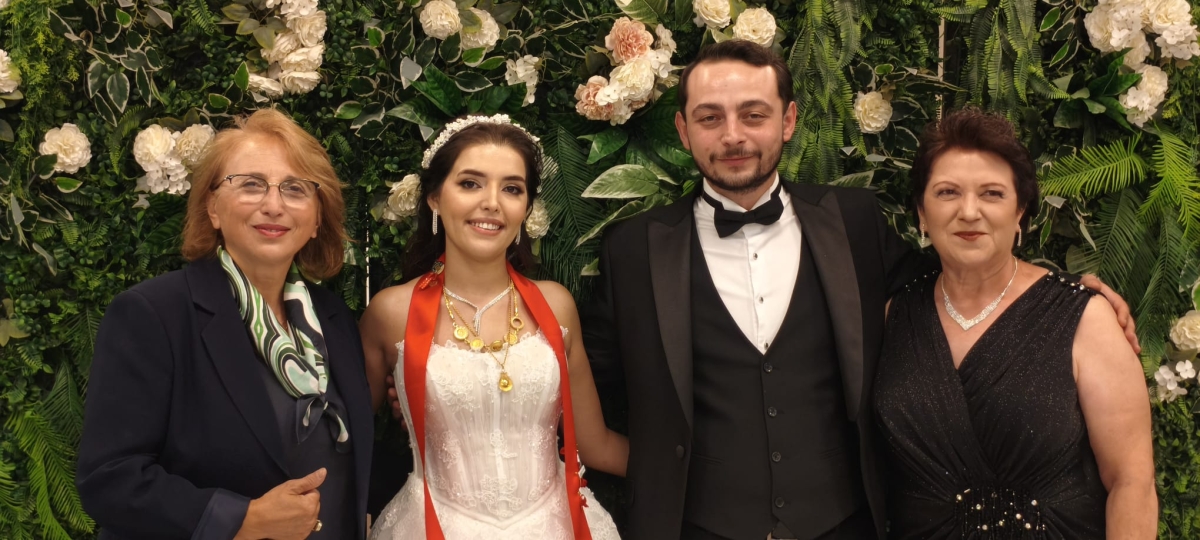 Mutluluğa İmzayı Attılar: Edanur & Kadir Enes Evlendi! SAÇSED Sakarya Sağlık Çalışanları ve Emeklileri Derneği Başkanı Mahmure Çolak’ın biricik oğlu Kadir Enes ile Edanur, Sakarya’da düzenlenen görkemli bir nikah töreniyle ha