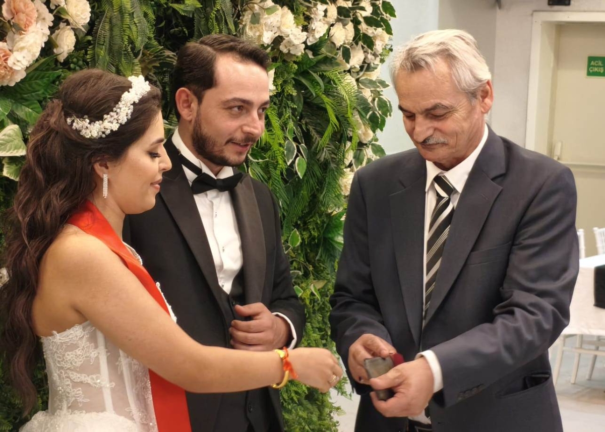Mutluluğa İmzayı Attılar: Edanur & Kadir Enes Evlendi! SAÇSED Sakarya Sağlık Çalışanları ve Emeklileri Derneği Başkanı Mahmure Çolak’ın biricik oğlu Kadir Enes ile Edanur, Sakarya’da düzenlenen görkemli bir nikah töreniyle ha