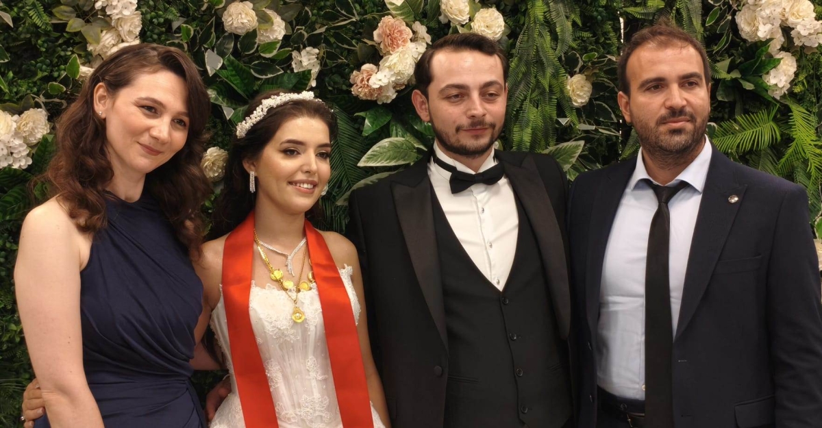 Mutluluğa İmzayı Attılar: Edanur & Kadir Enes Evlendi! SAÇSED Sakarya Sağlık Çalışanları ve Emeklileri Derneği Başkanı Mahmure Çolak’ın biricik oğlu Kadir Enes ile Edanur, Sakarya’da düzenlenen görkemli bir nikah töreniyle ha