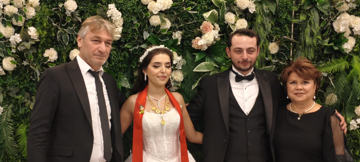 Mutluluğa İmzayı Attılar: Edanur & Kadir Enes Evlendi! SAÇSED Sakarya Sağlık Çalışanları ve Emeklileri Derneği Başkanı Mahmure Çolak’ın biricik oğlu Kadir Enes ile Edanur, Sakarya’da düzenlenen görkemli bir nikah töreniyle ha