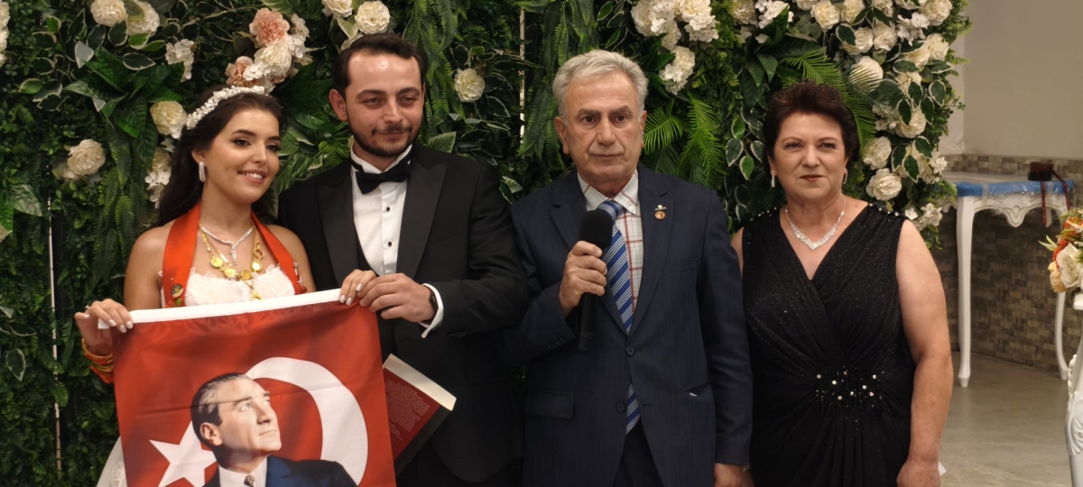 Mutluluğa İmzayı Attılar: Edanur & Kadir Enes Evlendi! SAÇSED Sakarya Sağlık Çalışanları ve Emeklileri Derneği Başkanı Mahmure Çolak’ın biricik oğlu Kadir Enes ile Edanur, Sakarya’da düzenlenen görkemli bir nikah töreniyle ha