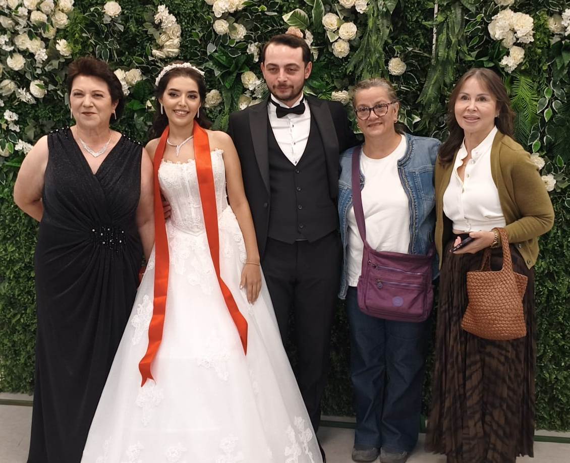 Mutluluğa İmzayı Attılar: Edanur & Kadir Enes Evlendi! SAÇSED Sakarya Sağlık Çalışanları ve Emeklileri Derneği Başkanı Mahmure Çolak’ın biricik oğlu Kadir Enes ile Edanur, Sakarya’da düzenlenen görkemli bir nikah töreniyle ha