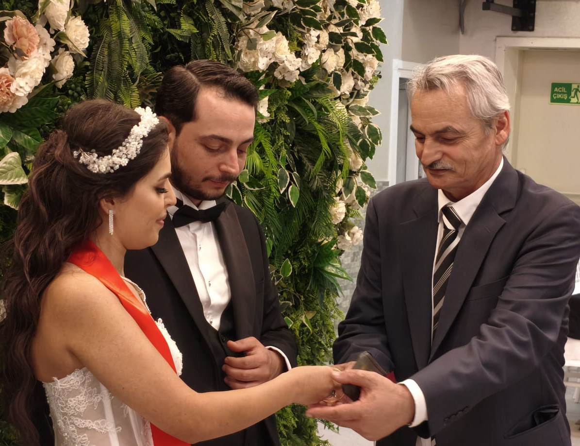 Mutluluğa İmzayı Attılar: Edanur & Kadir Enes Evlendi! SAÇSED Sakarya Sağlık Çalışanları ve Emeklileri Derneği Başkanı Mahmure Çolak’ın biricik oğlu Kadir Enes ile Edanur, Sakarya’da düzenlenen görkemli bir nikah töreniyle ha