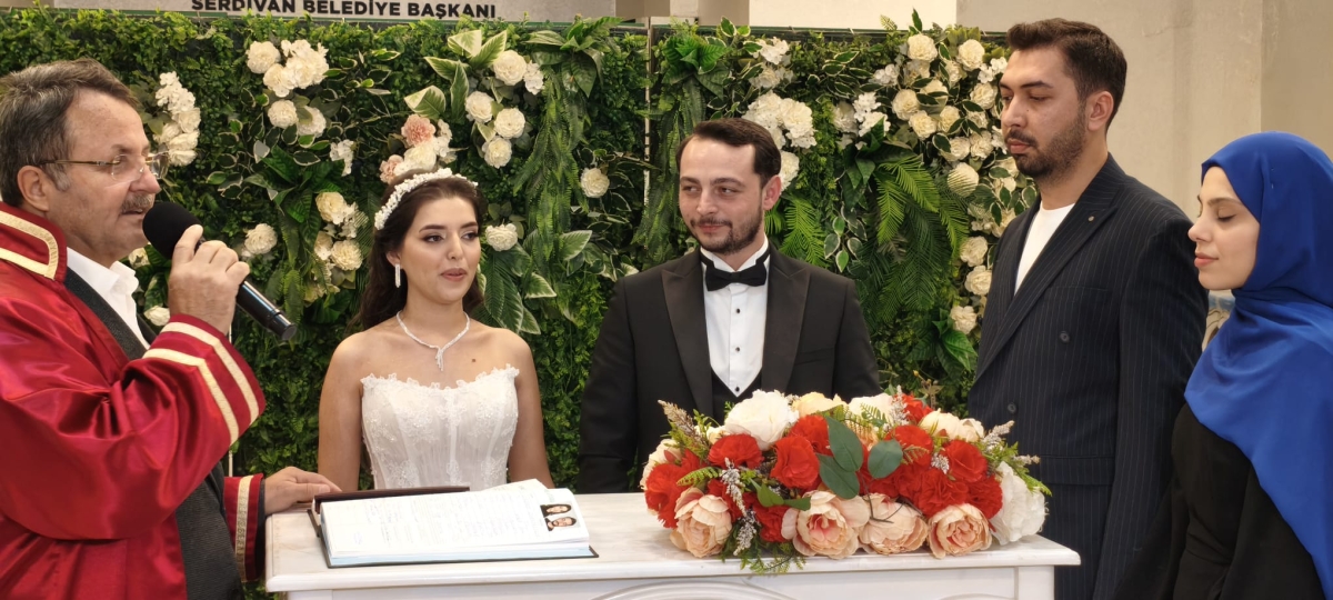 Mutluluğa İmzayı Attılar: Edanur & Kadir Enes Evlendi! SAÇSED Sakarya Sağlık Çalışanları ve Emeklileri Derneği Başkanı Mahmure Çolak’ın biricik oğlu Kadir Enes ile Edanur, Sakarya’da düzenlenen görkemli bir nikah töreniyle ha