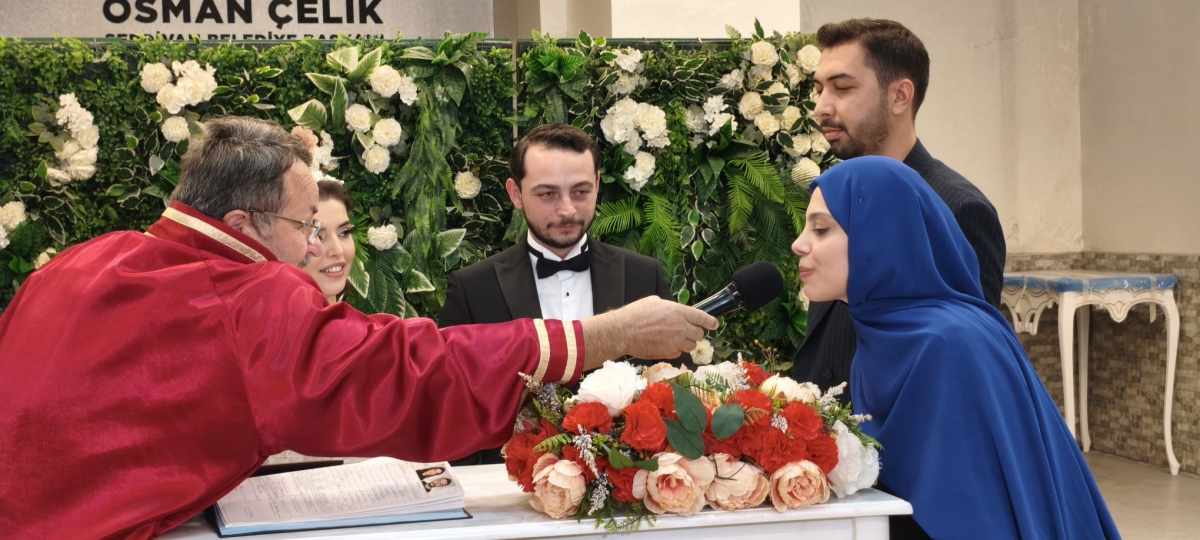 Mutluluğa İmzayı Attılar: Edanur & Kadir Enes Evlendi! SAÇSED Sakarya Sağlık Çalışanları ve Emeklileri Derneği Başkanı Mahmure Çolak’ın biricik oğlu Kadir Enes ile Edanur, Sakarya’da düzenlenen görkemli bir nikah töreniyle ha
