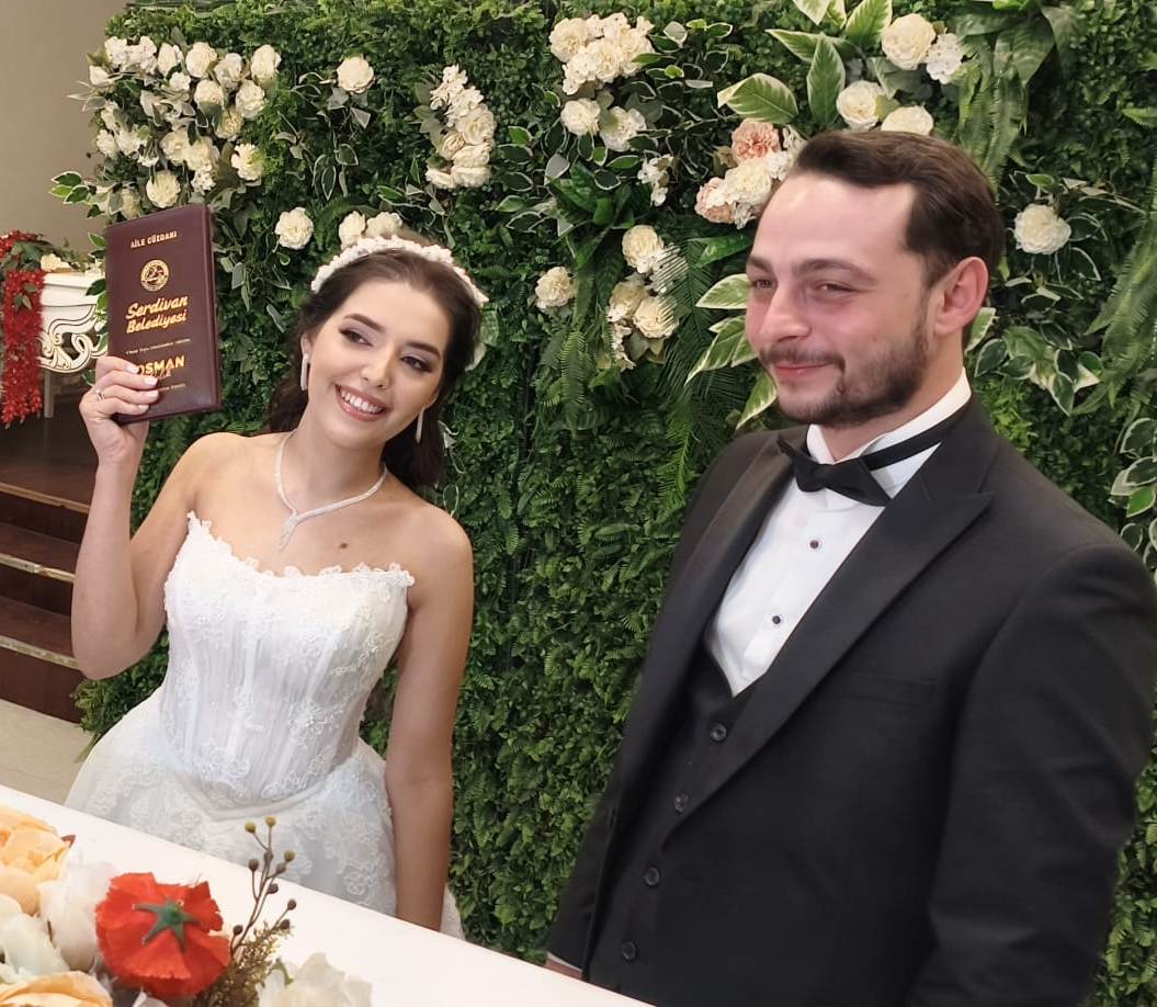 Mutluluğa İmzayı Attılar: Edanur & Kadir Enes Evlendi! SAÇSED Sakarya Sağlık Çalışanları ve Emeklileri Derneği Başkanı Mahmure Çolak’ın biricik oğlu Kadir Enes ile Edanur, Sakarya’da düzenlenen görkemli bir nikah töreniyle ha