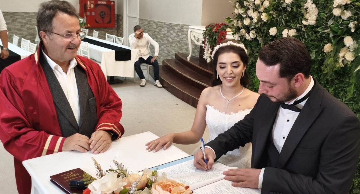 Mutluluğa İmzayı Attılar: Edanur & Kadir Enes Evlendi! SAÇSED Sakarya Sağlık Çalışanları ve Emeklileri Derneği Başkanı Mahmure Çolak’ın biricik oğlu Kadir Enes ile Edanur, Sakarya’da düzenlenen görkemli bir nikah töreniyle ha