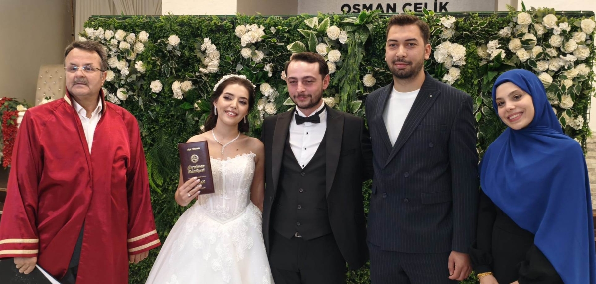 Mutluluğa İmzayı Attılar: Edanur & Kadir Enes Evlendi! SAÇSED Sakarya Sağlık Çalışanları ve Emeklileri Derneği Başkanı Mahmure Çolak’ın biricik oğlu Kadir Enes ile Edanur, Sakarya’da düzenlenen görkemli bir nikah töreniyle ha