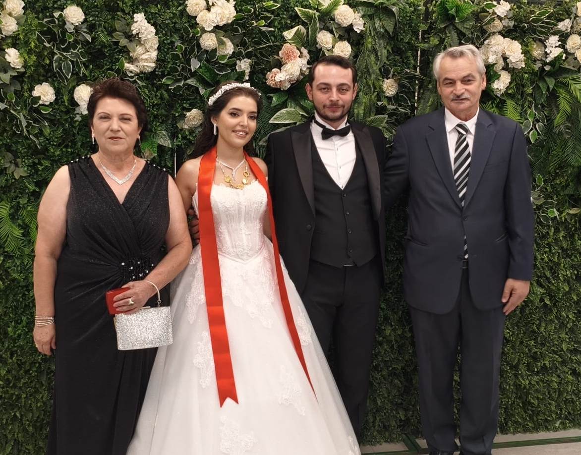 Mutluluğa İmzayı Attılar: Edanur & Kadir Enes Evlendi! SAÇSED Sakarya Sağlık Çalışanları ve Emeklileri Derneği Başkanı Mahmure Çolak’ın biricik oğlu Kadir Enes ile Edanur, Sakarya’da düzenlenen görkemli bir nikah töreniyle ha