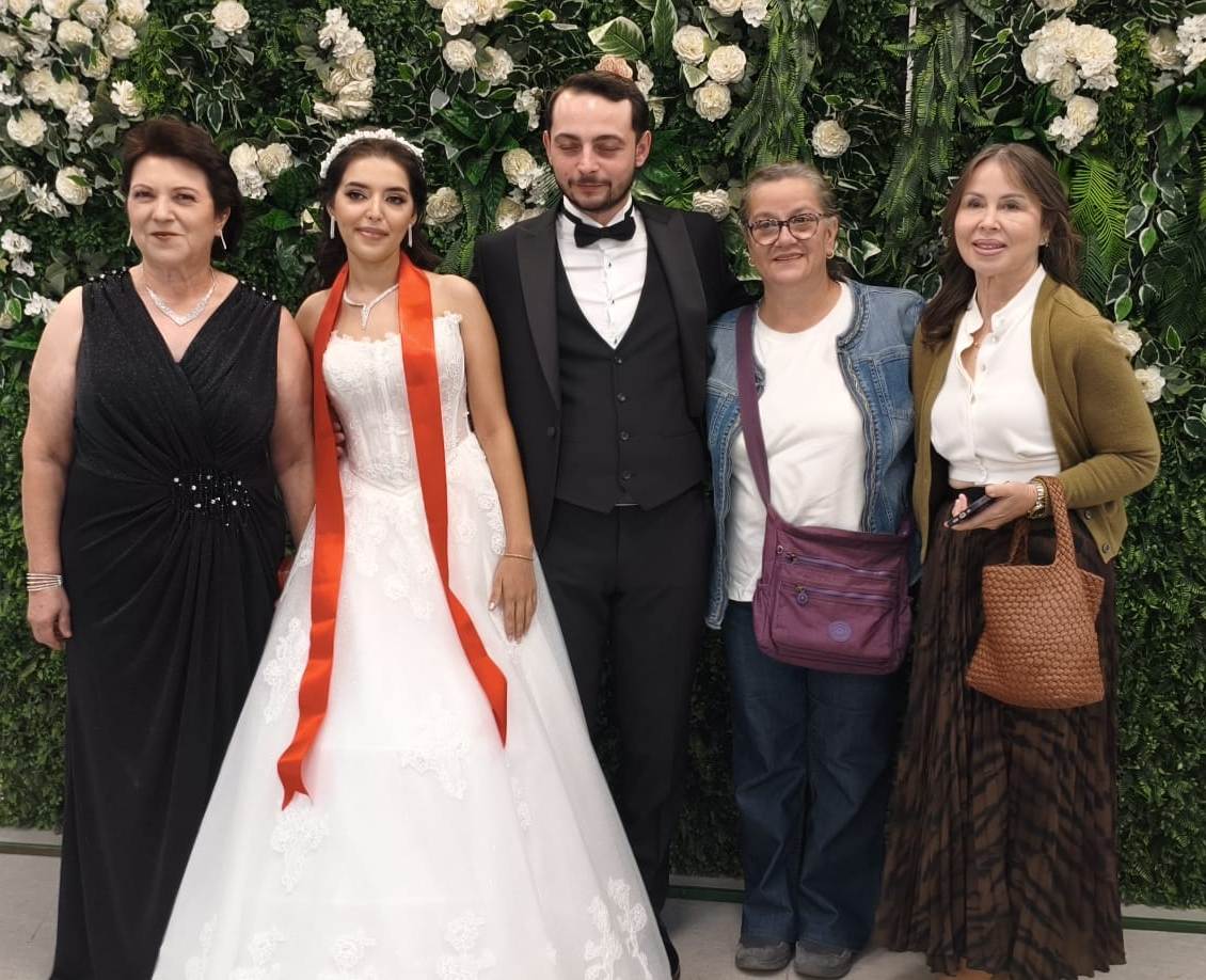 Mutluluğa İmzayı Attılar: Edanur & Kadir Enes Evlendi! SAÇSED Sakarya Sağlık Çalışanları ve Emeklileri Derneği Başkanı Mahmure Çolak’ın biricik oğlu Kadir Enes ile Edanur, Sakarya’da düzenlenen görkemli bir nikah töreniyle ha