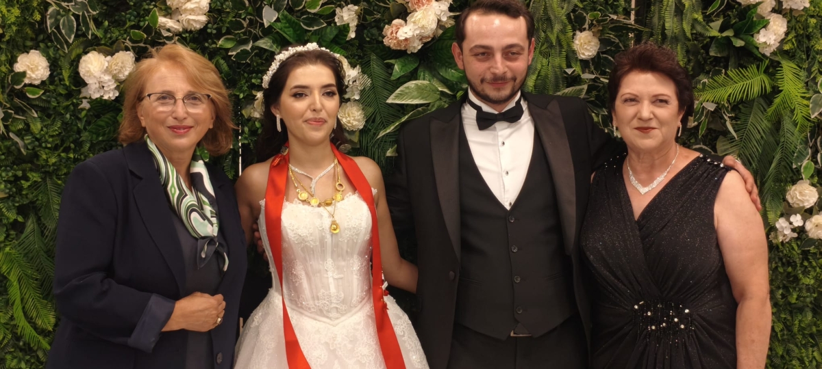 Mutluluğa İmzayı Attılar: Edanur & Kadir Enes Evlendi! SAÇSED Sakarya Sağlık Çalışanları ve Emeklileri Derneği Başkanı Mahmure Çolak’ın biricik oğlu Kadir Enes ile Edanur, Sakarya’da düzenlenen görkemli bir nikah töreniyle ha