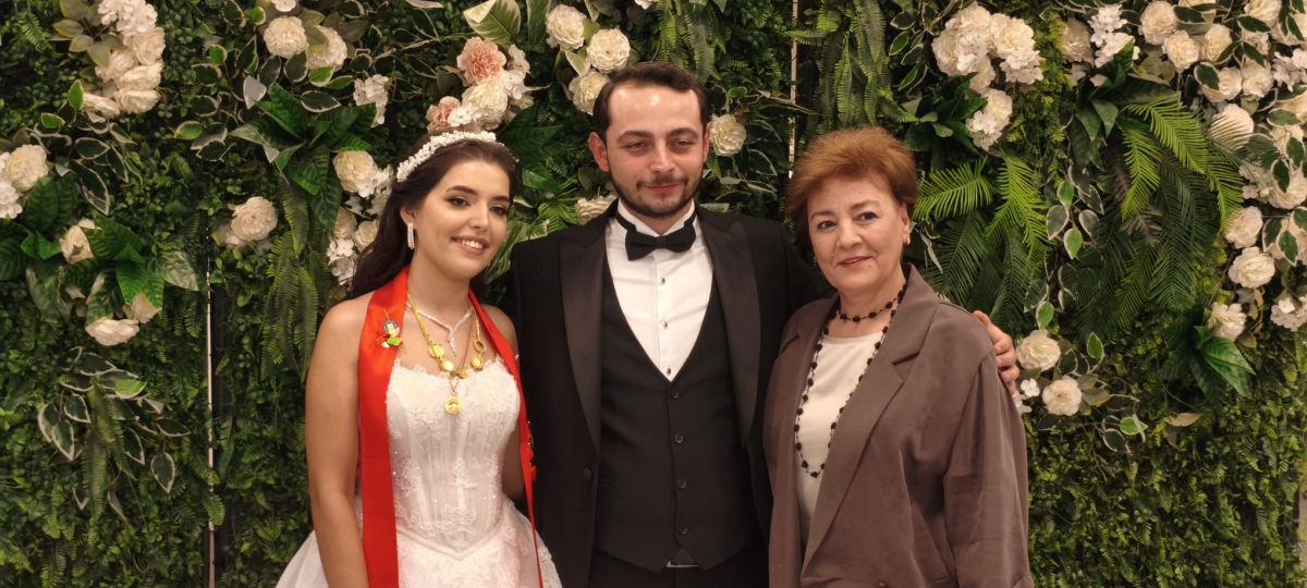 Mutluluğa İmzayı Attılar: Edanur & Kadir Enes Evlendi! SAÇSED Sakarya Sağlık Çalışanları ve Emeklileri Derneği Başkanı Mahmure Çolak’ın biricik oğlu Kadir Enes ile Edanur, Sakarya’da düzenlenen görkemli bir nikah töreniyle ha