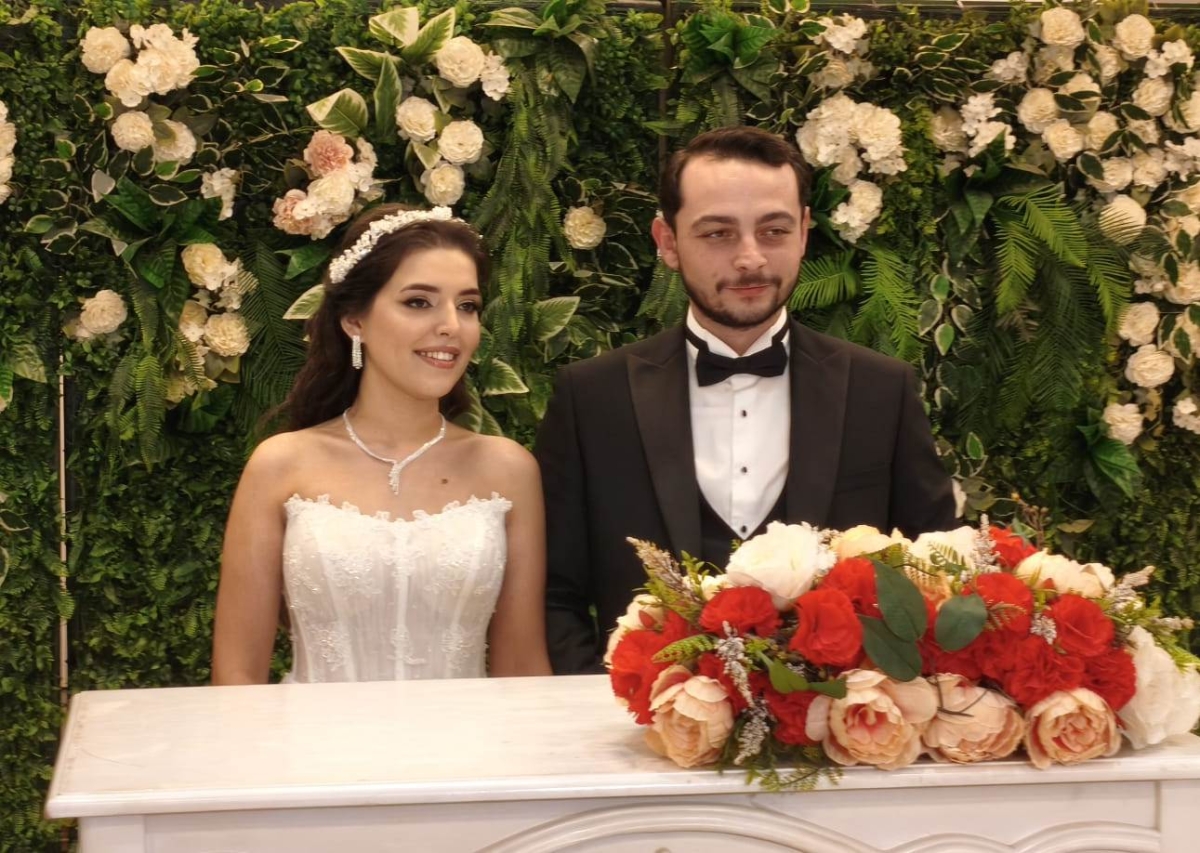 Mutluluğa İmzayı Attılar: Edanur & Kadir Enes Evlendi! SAÇSED Sakarya Sağlık Çalışanları ve Emeklileri Derneği Başkanı Mahmure Çolak’ın biricik oğlu Kadir Enes ile Edanur, Sakarya’da düzenlenen görkemli bir nikah töreniyle ha