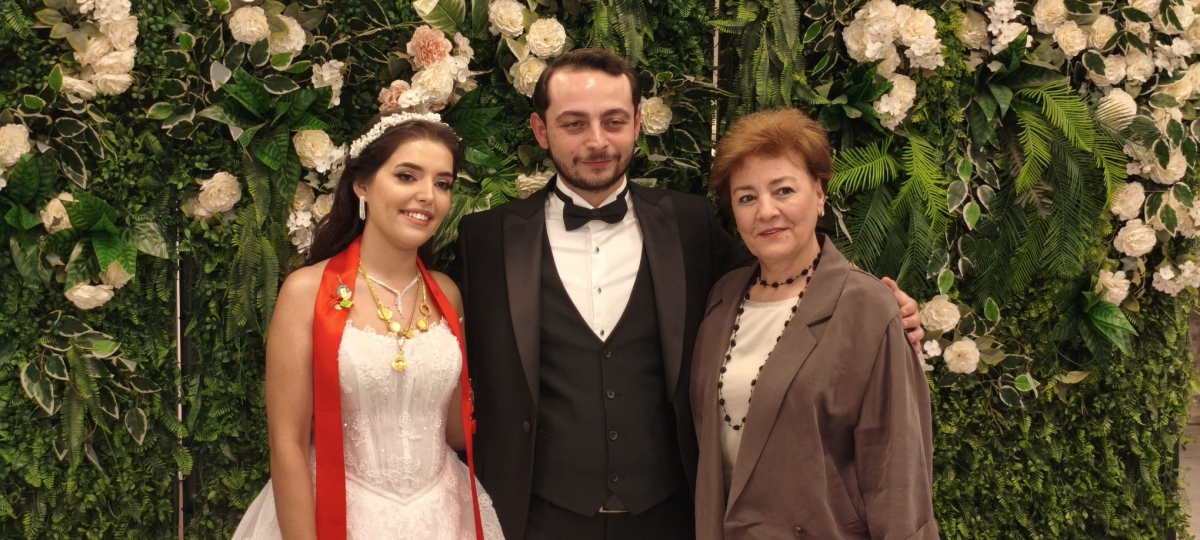 Mutluluğa İmzayı Attılar: Edanur & Kadir Enes Evlendi! SAÇSED Sakarya Sağlık Çalışanları ve Emeklileri Derneği Başkanı Mahmure Çolak’ın biricik oğlu Kadir Enes ile Edanur, Sakarya’da düzenlenen görkemli bir nikah töreniyle ha