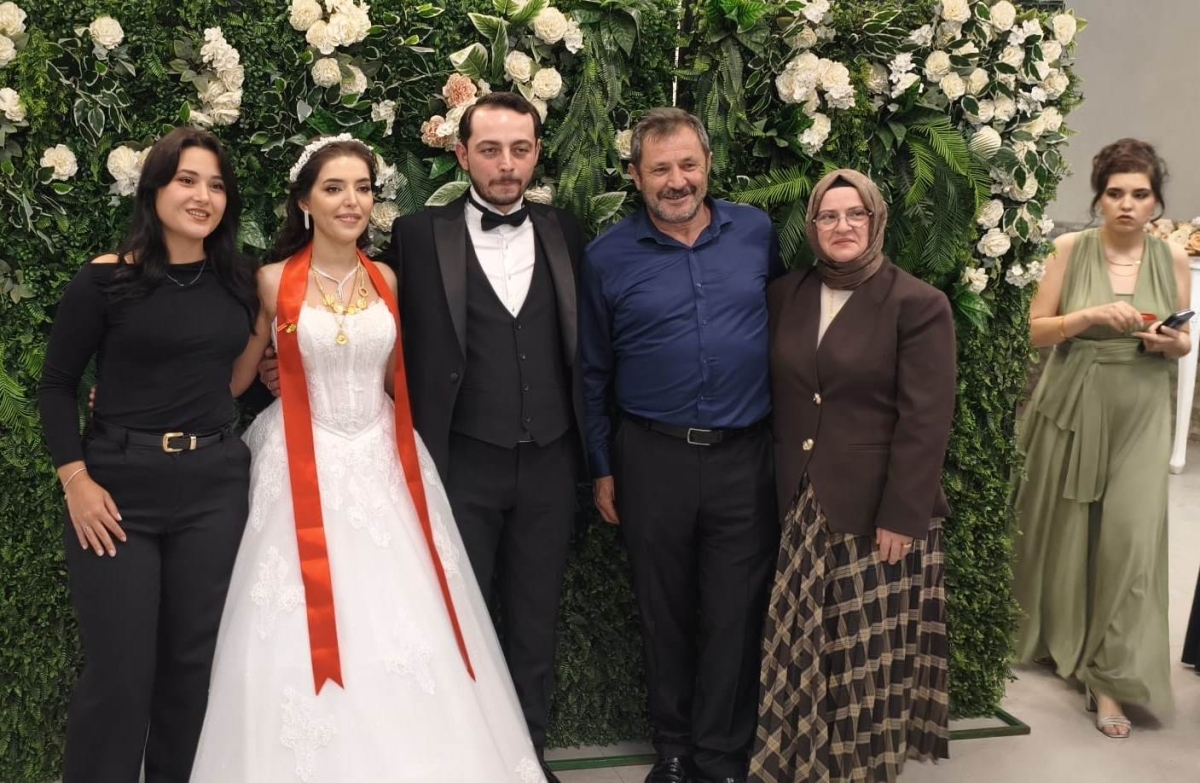 Mutluluğa İmzayı Attılar: Edanur & Kadir Enes Evlendi! SAÇSED Sakarya Sağlık Çalışanları ve Emeklileri Derneği Başkanı Mahmure Çolak’ın biricik oğlu Kadir Enes ile Edanur, Sakarya’da düzenlenen görkemli bir nikah töreniyle ha