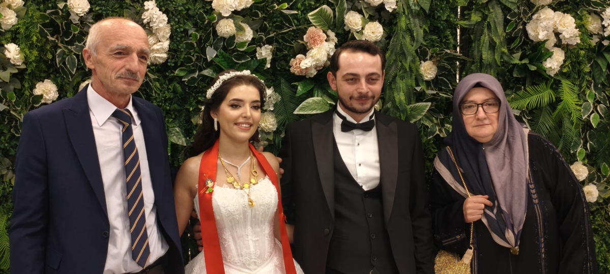 Mutluluğa İmzayı Attılar: Edanur & Kadir Enes Evlendi! SAÇSED Sakarya Sağlık Çalışanları ve Emeklileri Derneği Başkanı Mahmure Çolak’ın biricik oğlu Kadir Enes ile Edanur, Sakarya’da düzenlenen görkemli bir nikah töreniyle ha