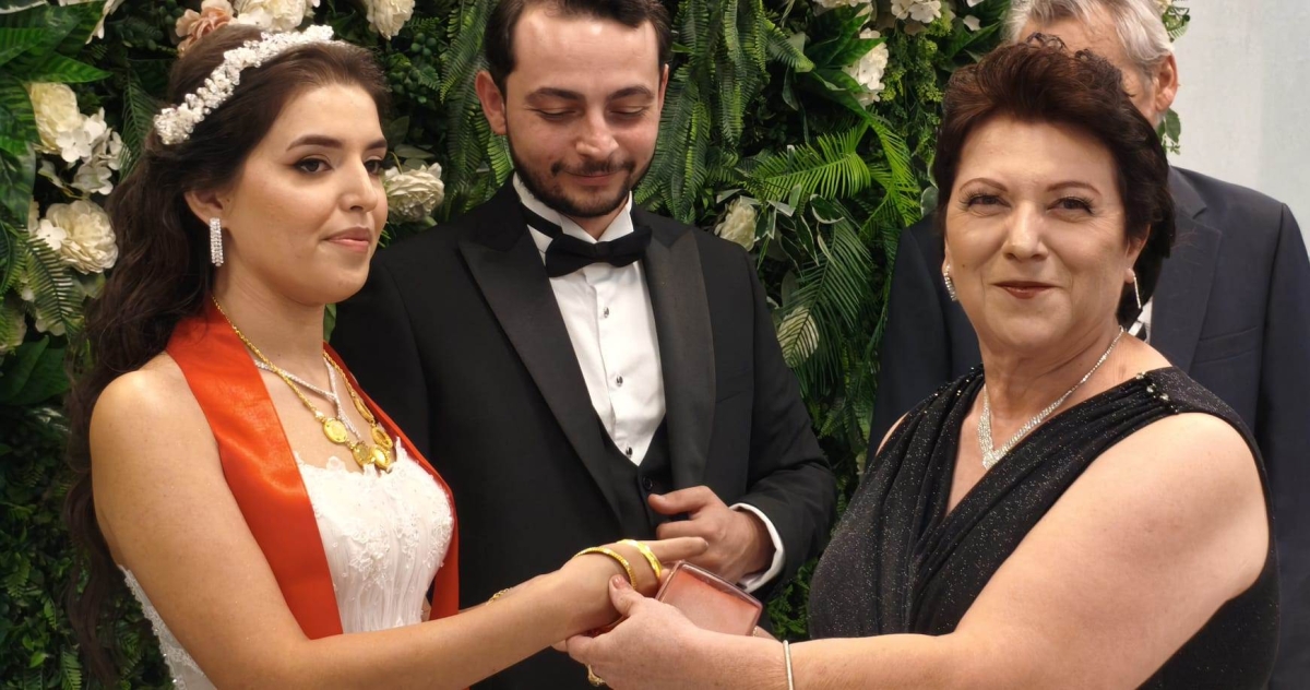 Mutluluğa İmzayı Attılar: Edanur & Kadir Enes Evlendi! SAÇSED Sakarya Sağlık Çalışanları ve Emeklileri Derneği Başkanı Mahmure Çolak’ın biricik oğlu Kadir Enes ile Edanur, Sakarya’da düzenlenen görkemli bir nikah töreniyle ha
