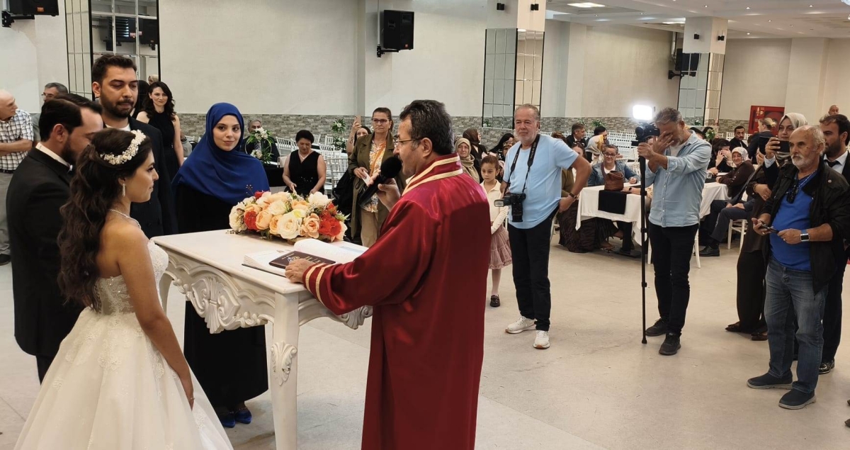 Mutluluğa İmzayı Attılar: Edanur & Kadir Enes Evlendi! SAÇSED Sakarya Sağlık Çalışanları ve Emeklileri Derneği Başkanı Mahmure Çolak’ın biricik oğlu Kadir Enes ile Edanur, Sakarya’da düzenlenen görkemli bir nikah töreniyle ha