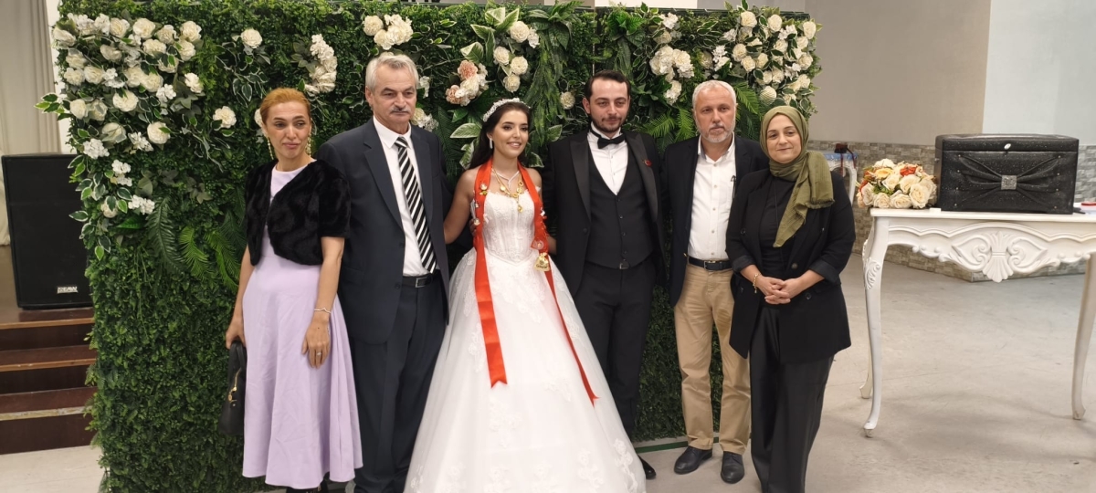 Mutluluğa İmzayı Attılar: Edanur & Kadir Enes Evlendi! SAÇSED Sakarya Sağlık Çalışanları ve Emeklileri Derneği Başkanı Mahmure Çolak’ın biricik oğlu Kadir Enes ile Edanur, Sakarya’da düzenlenen görkemli bir nikah töreniyle ha