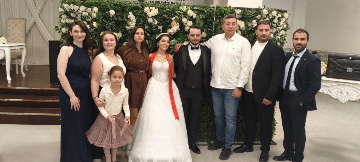 Mutluluğa İmzayı Attılar: Edanur & Kadir Enes Evlendi! SAÇSED Sakarya Sağlık Çalışanları ve Emeklileri Derneği Başkanı Mahmure Çolak’ın biricik oğlu Kadir Enes ile Edanur, Sakarya’da düzenlenen görkemli bir nikah töreniyle ha