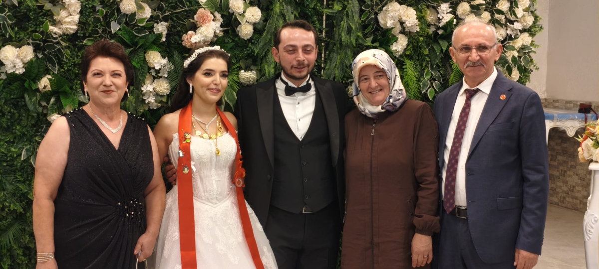 Mutluluğa İmzayı Attılar: Edanur & Kadir Enes Evlendi! SAÇSED Sakarya Sağlık Çalışanları ve Emeklileri Derneği Başkanı Mahmure Çolak’ın biricik oğlu Kadir Enes ile Edanur, Sakarya’da düzenlenen görkemli bir nikah töreniyle ha