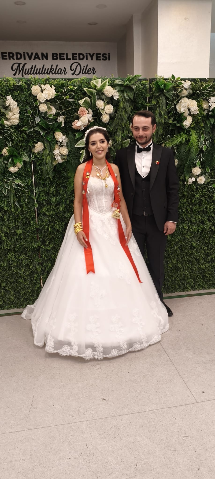 Mutluluğa İmzayı Attılar: Edanur & Kadir Enes Evlendi! SAÇSED Sakarya Sağlık Çalışanları ve Emeklileri Derneği Başkanı Mahmure Çolak’ın biricik oğlu Kadir Enes ile Edanur, Sakarya’da düzenlenen görkemli bir nikah töreniyle ha