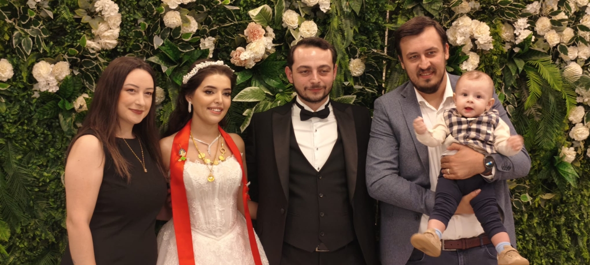 Mutluluğa İmzayı Attılar: Edanur & Kadir Enes Evlendi! SAÇSED Sakarya Sağlık Çalışanları ve Emeklileri Derneği Başkanı Mahmure Çolak’ın biricik oğlu Kadir Enes ile Edanur, Sakarya’da düzenlenen görkemli bir nikah töreniyle ha