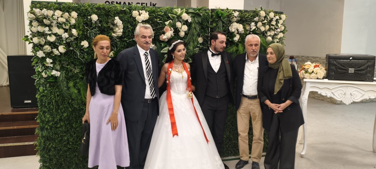 Mutluluğa İmzayı Attılar: Edanur & Kadir Enes Evlendi! SAÇSED Sakarya Sağlık Çalışanları ve Emeklileri Derneği Başkanı Mahmure Çolak’ın biricik oğlu Kadir Enes ile Edanur, Sakarya’da düzenlenen görkemli bir nikah töreniyle ha